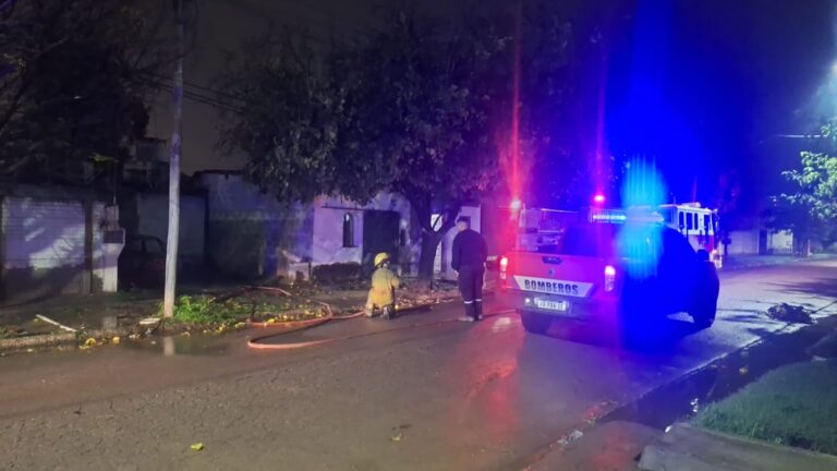 Auto incendiado en barrio Siglo XX de Santiago del Estero durante la madrugada