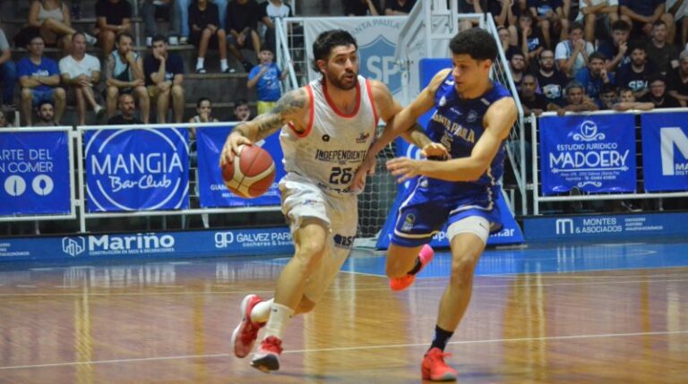Jugadores de Independiente BBC en partido de la Liga Argentina de Básquet en el Estadio Israel Parnás, Santiago del Estero.