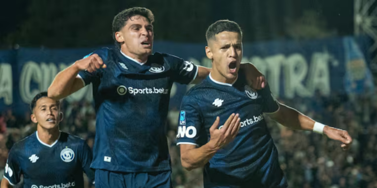 Jugadores de Independiente Rivadavia en el campo de juego.