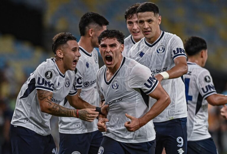 Jugadores de Independiente Rivadavia celebran un gol ante Fluminense en el estadio Maracaná.