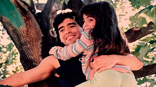 Familiares de Diego Maradona asisten al inicio del juicio en los Tribunales de San Isidro.