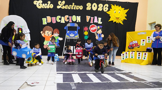 Niños del Jardín Ositos Cariñosos participando en actividades de educación vial en Santiago del Estero