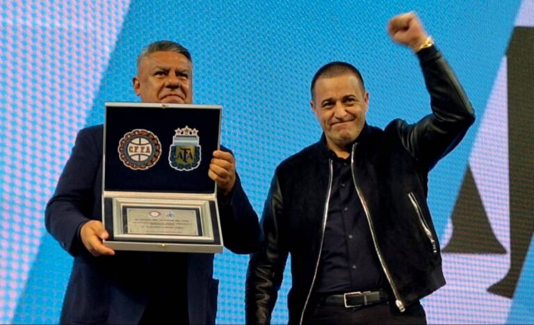 Sede de la AFA y logo de la Justicia Federal, representando la investigación judicial.