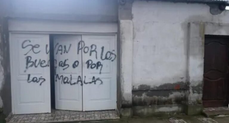 Pintada amenazante en la puerta de un garaje en el barrio Juan Díaz de Solís Ampliación de Santiago del Estero