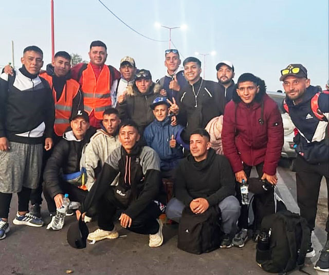 Grupo de peregrinos del Hogar Madre del Puente Carretero inician su caminata por la Ruta 64.