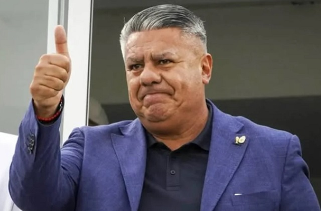 Símbolo de la justicia sobre un fondo relacionado con Santiago del Estero