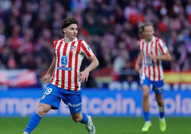 Julián Álvarez, delantero del Atlético Madrid, en acción durante un partido.