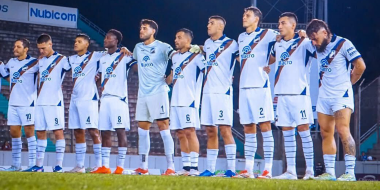 Acto de homenaje de Juventud Antoniana en el estadio Fray Honorato Pistoia