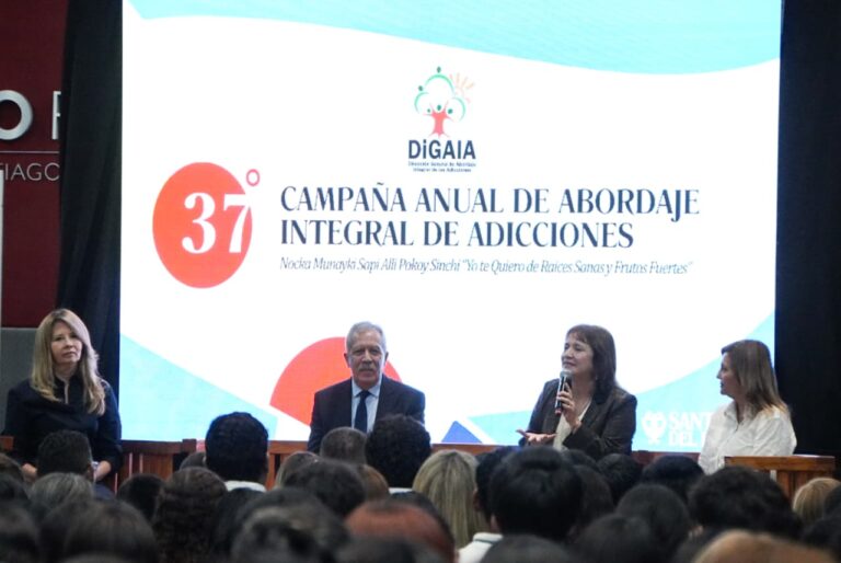 El gobernador Elías Suárez durante el lanzamiento de la 37° Campaña de Abordaje de Adicciones en el Fórum de Santiago del Estero.