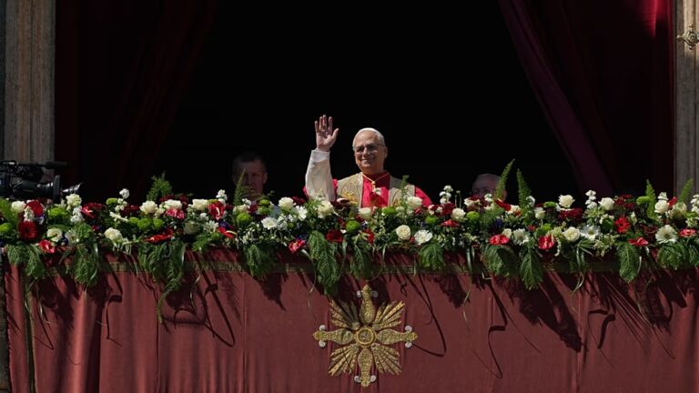 El papa León XIV saludando a los fieles desde el papamóvil en la Plaza de San Pedro durante la celebración de Pascua.