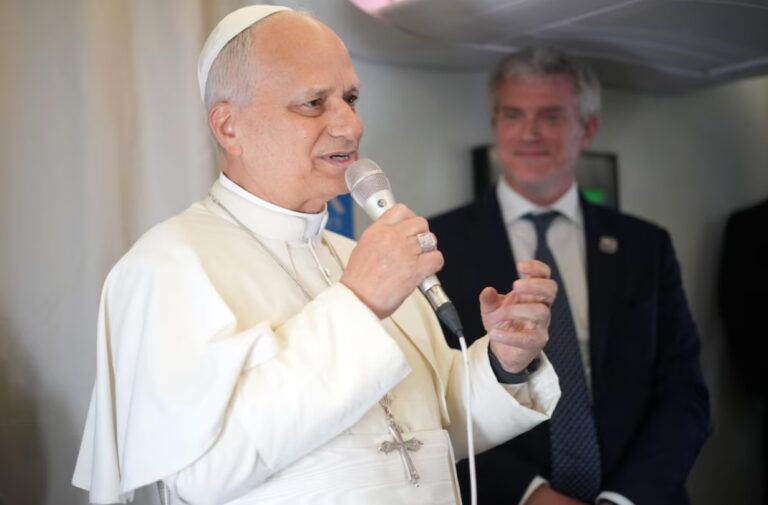 Papa León XIV en el avión papal durante su regreso desde Guinea Ecuatorial