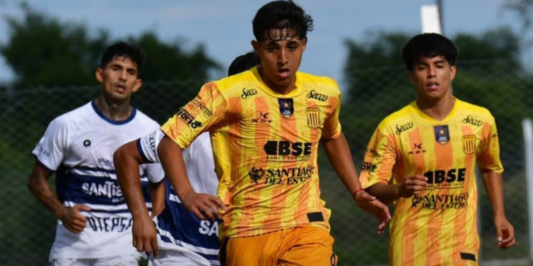 Jugadores de fútbol durante un partido de la Liga Santiagueña en Santiago del Estero