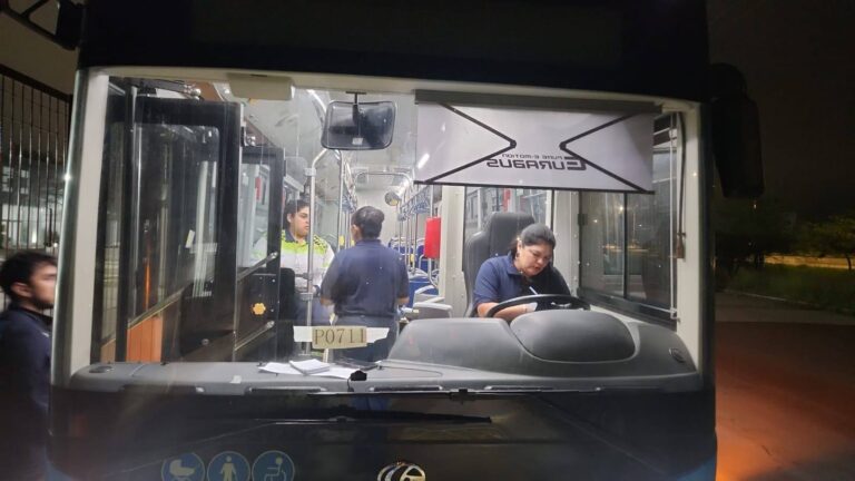 Colectivo eléctrico de la Línea E circulando por una calle de Santiago del Estero