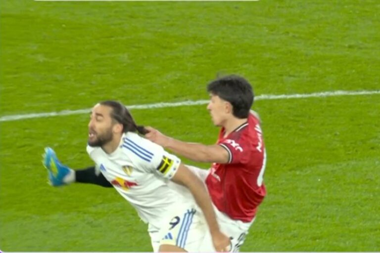 Lisandro Martínez, defensor del Manchester United, en acción durante el partido contra Leeds United.