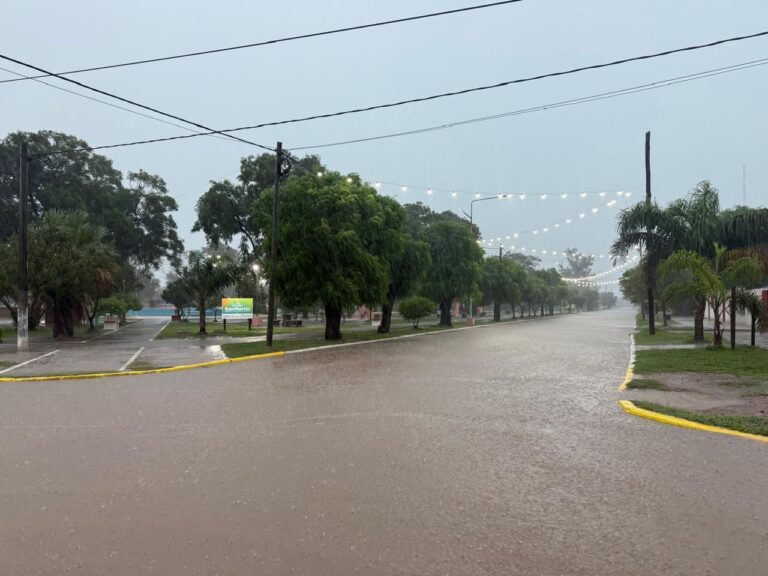 Calle anegada por las lluvias en una localidad del sudeste de Santiago del Estero