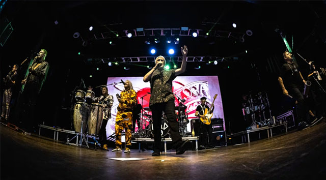 Los Auténticos Decadentes en concierto durante su gira europea 2025
