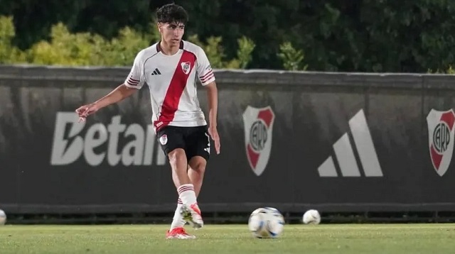 Lucas Silva, juvenil de River Plate, durante un entrenamiento