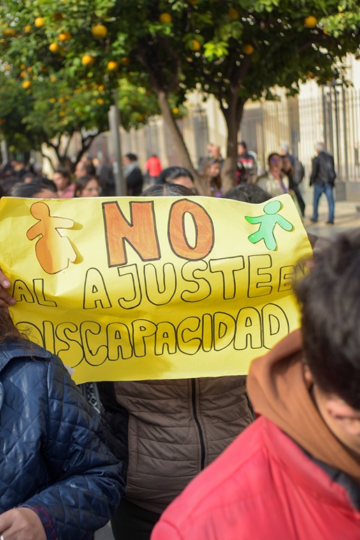Manifestantes reunidos en la Plaza Libertad de Santiago del Estero durante la protesta por la emergencia en discapacidad.
