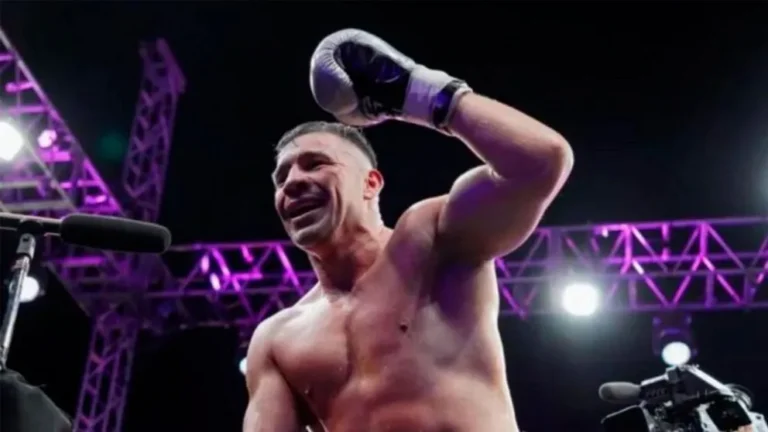 Sergio 'Maravilla' Martínez celebra su victoria en el ring del microestadio Malvinas Argentinas.