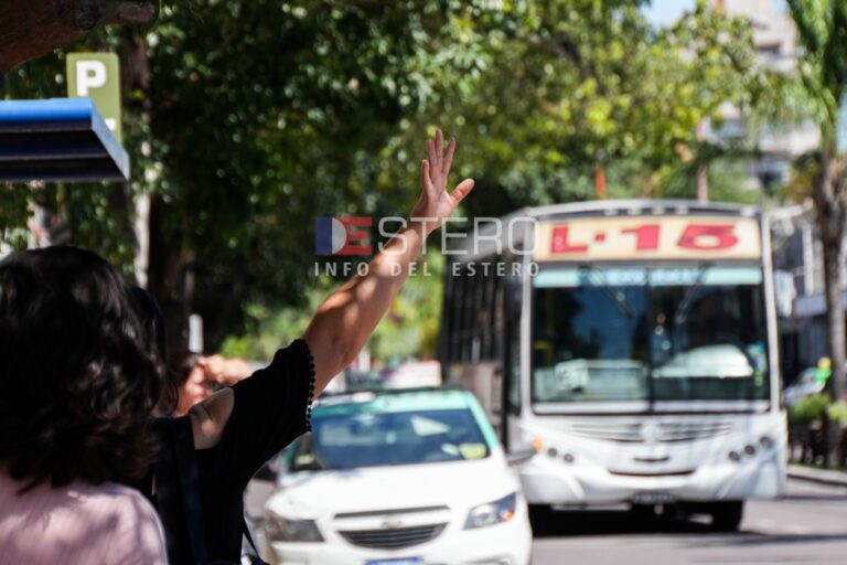 Personas esperando colectivo en una parada de Santiago del Estero