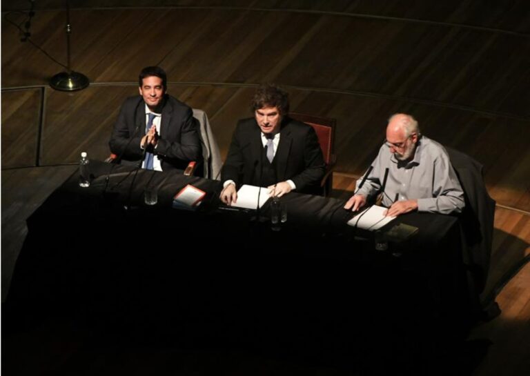 Presidente Javier Milei durante debate en el Palacio Libertad