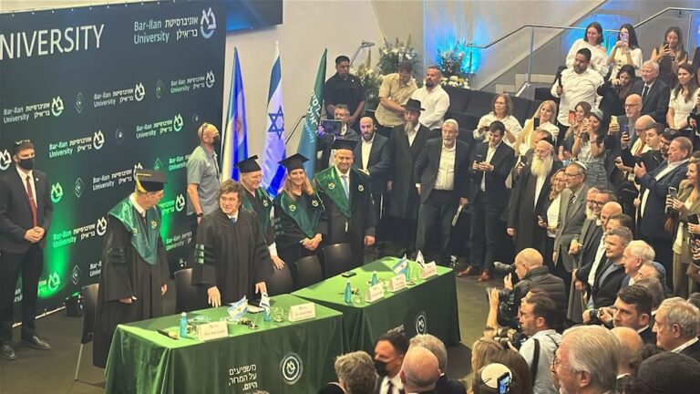 Javier Milei durante la ceremonia de entrega del doctorado Honoris Causa en la Universidad de Bar-Ilan, Israel.