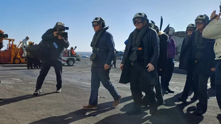 Presidente Javier Milei a bordo del portaaviones USS Nimitz en Mar del Plata