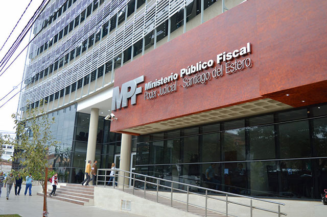 Símbolo de la justicia y un ícono de video, representando la investigación fiscal por contenido viral.
