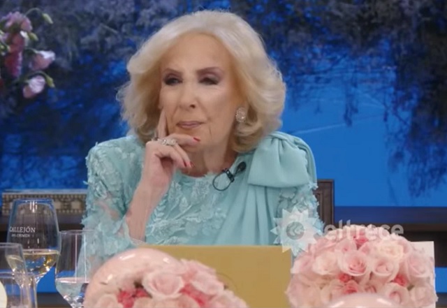 Mirtha Legrand sentada en su programa de almuerzos