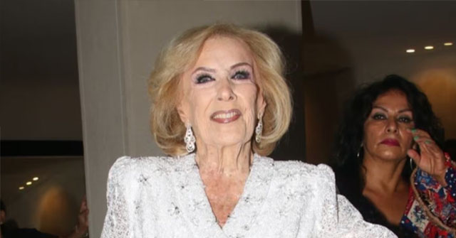 Mirtha Legrand sonriente en su casa
