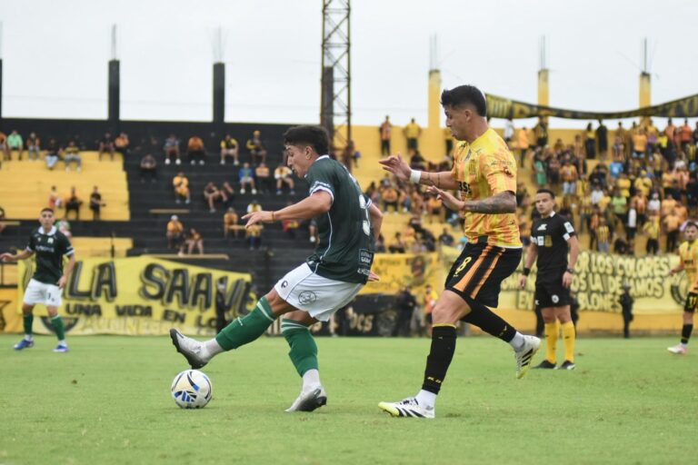 Jugadores de Mitre y Ferro durante el partido en el estadio Doctores Castiglione de Santiago del Estero.