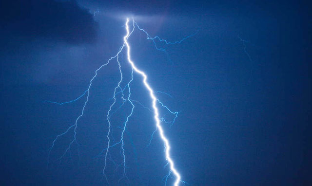 Ilustración de una tormenta eléctrica sobre el paisaje santiagueño.