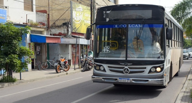 Colectivo urbano en una calle de Santiago del Estero