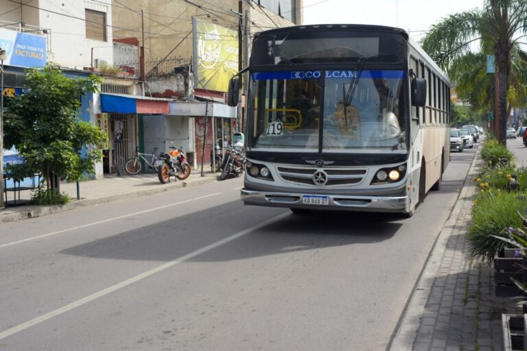 Colectivo urbano detenido en una calle de Santiago del Estero