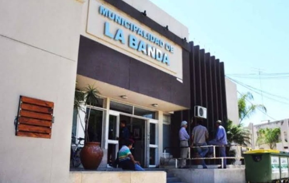 Trabajadores municipales en oficina de Santiago del Estero