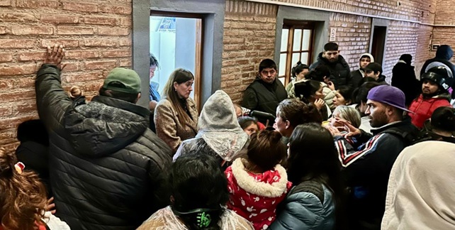Reunión de la Escribana Municipal con familias afectadas por el desborde del río Dulce en Santiago del Estero