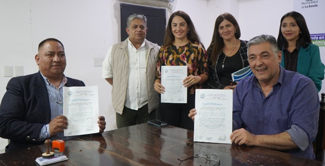 Firma de convenio de cooperación entre el intendente Roger Nediani y el pastor José Maidana.