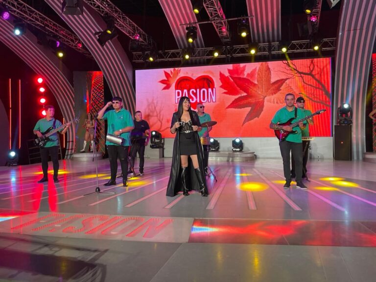 Natali Jugo, cantante santiagueña, durante una presentación musical.