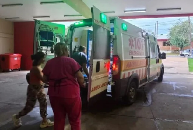 Imagen ilustrativa de un niño siendo atendido por personal médico tras un ataque de perros