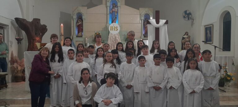 Niños de Selva durante la ceremonia de su Primera Comunión en la parroquia María Auxiliadora