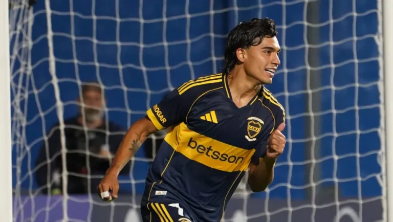 Exequiel Zeballos celebrando un gol con la camiseta de Boca Juniors
