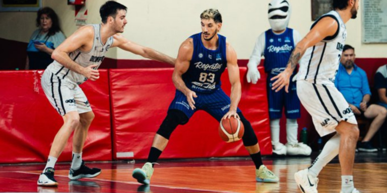 Jugadores de Olímpico de La Banda en partido de básquet contra Regatas de Corrientes.