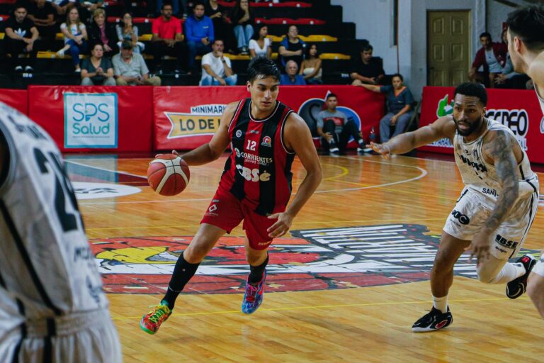 Jugadores de Olímpico de La Banda durante un partido de la Liga Nacional de Básquet.