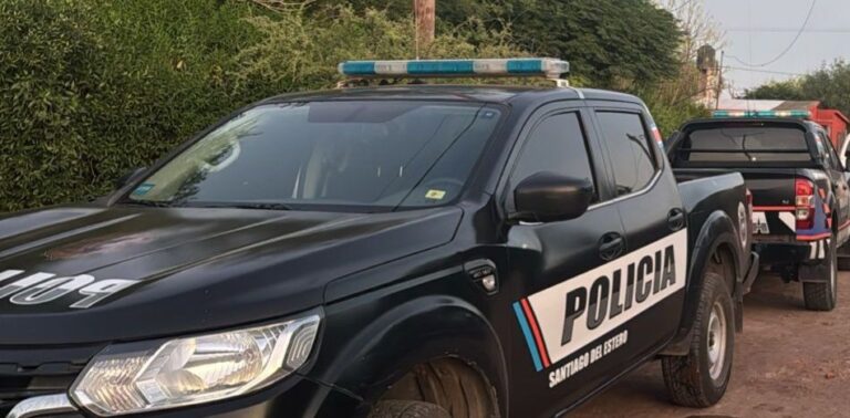Personal de seguridad y salud colaborando en un operativo nocturno en una calle