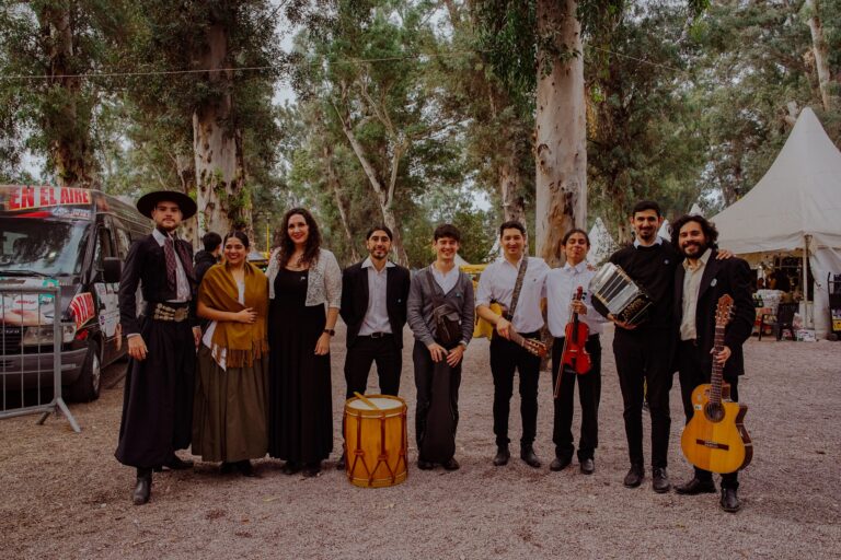 Orquesta Típica Santiagueña en concierto con arpa y bandoneón