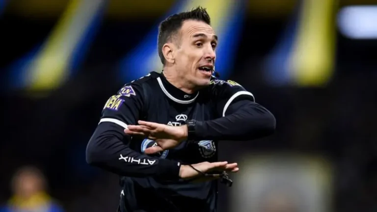 Árbitro Pablo Dóvalo durante un partido de fútbol