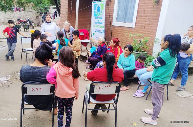 Padres en taller de prevención de adicciones en barrio IV Centenario