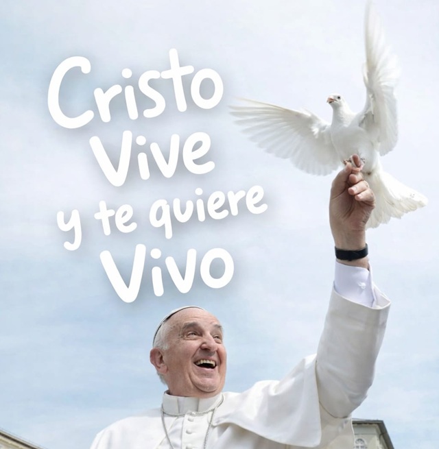 Papa Francisco dirigiendo un mensaje a un grupo de jóvenes.