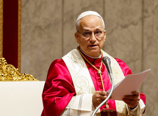 El Papa León XIV durante la vigilia por la paz en la Basílica de San Pedro.