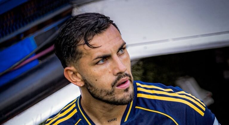Leandro Paredes discute con el árbitro Esteban Ostojich durante el partido Boca vs Cruzeiro